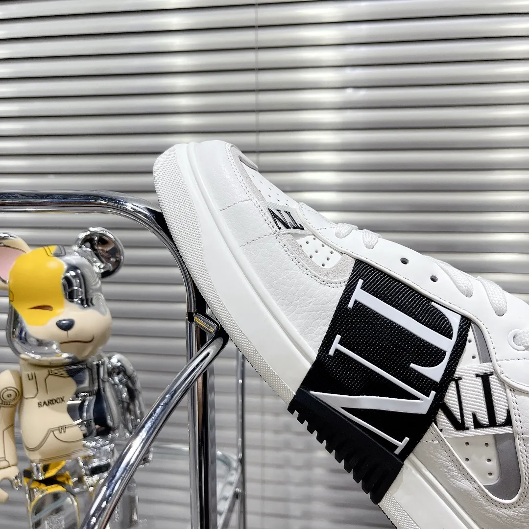 👟👟Ex-factory price 560👟👟 Women's shoes Women's Valentino ONE STUD calfskin strappy sneakers. Soft suede low-top sneakers, classic and versatile, couple's sneakers, special goods, worth buying! A pair of simple shoes with unique details will save you from the difficulty of dressing. OneStud sneakers, with quilted plaid and oversized rivets, create an eye-catching punk style and get rid of the heavy feeling of this season's clothing. U👟👟Ex-factory price raise calfskin derby shoes, with exquisite leather construction and simple silhouette, smooth lines set the tone of coolness, they are a versatile item in the wardrobe. There are more Valentino boutique shoes waiting for you to unlock! It’s time to get the shoes you’ve been coveting for a long time! Officially on sale 7,+++ - Seven straps, decorated with metallic rubber effect. Decoration on the back and tongue. Size 35-44.